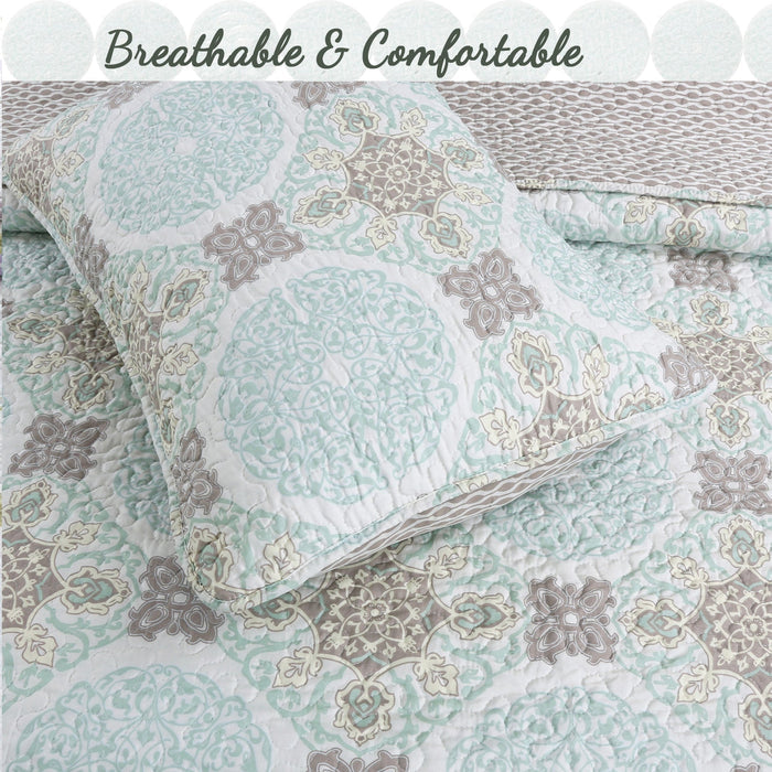 Light Green Damask 3-Piece Reversible Quilt Bedding Set
